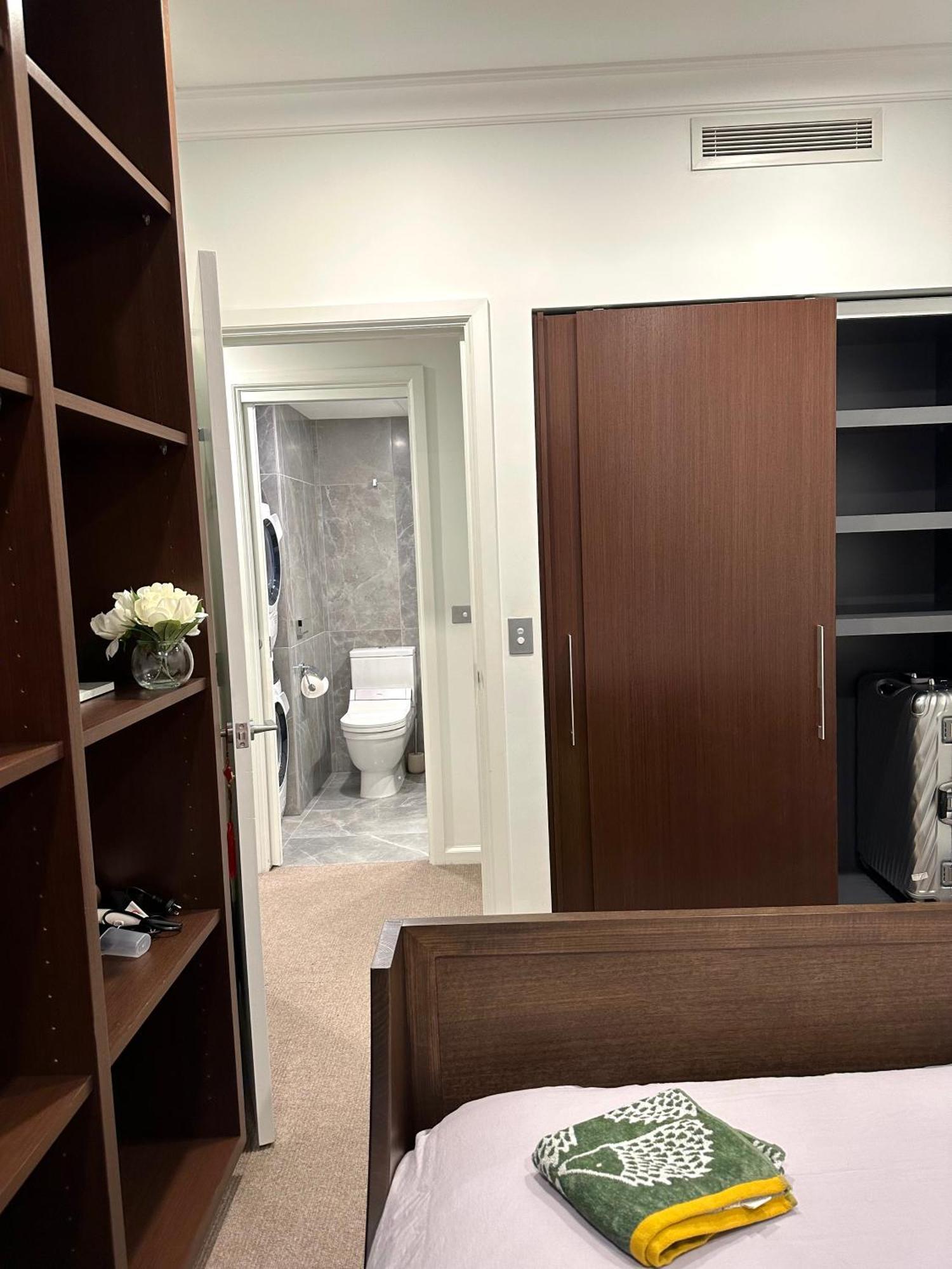 Private 1 Bed Accom With Bathroom In A 3 Bed Apartment - Melb Cbd, Regency Towers - Free Parking, Wifi And Pool 멜번 외부 사진