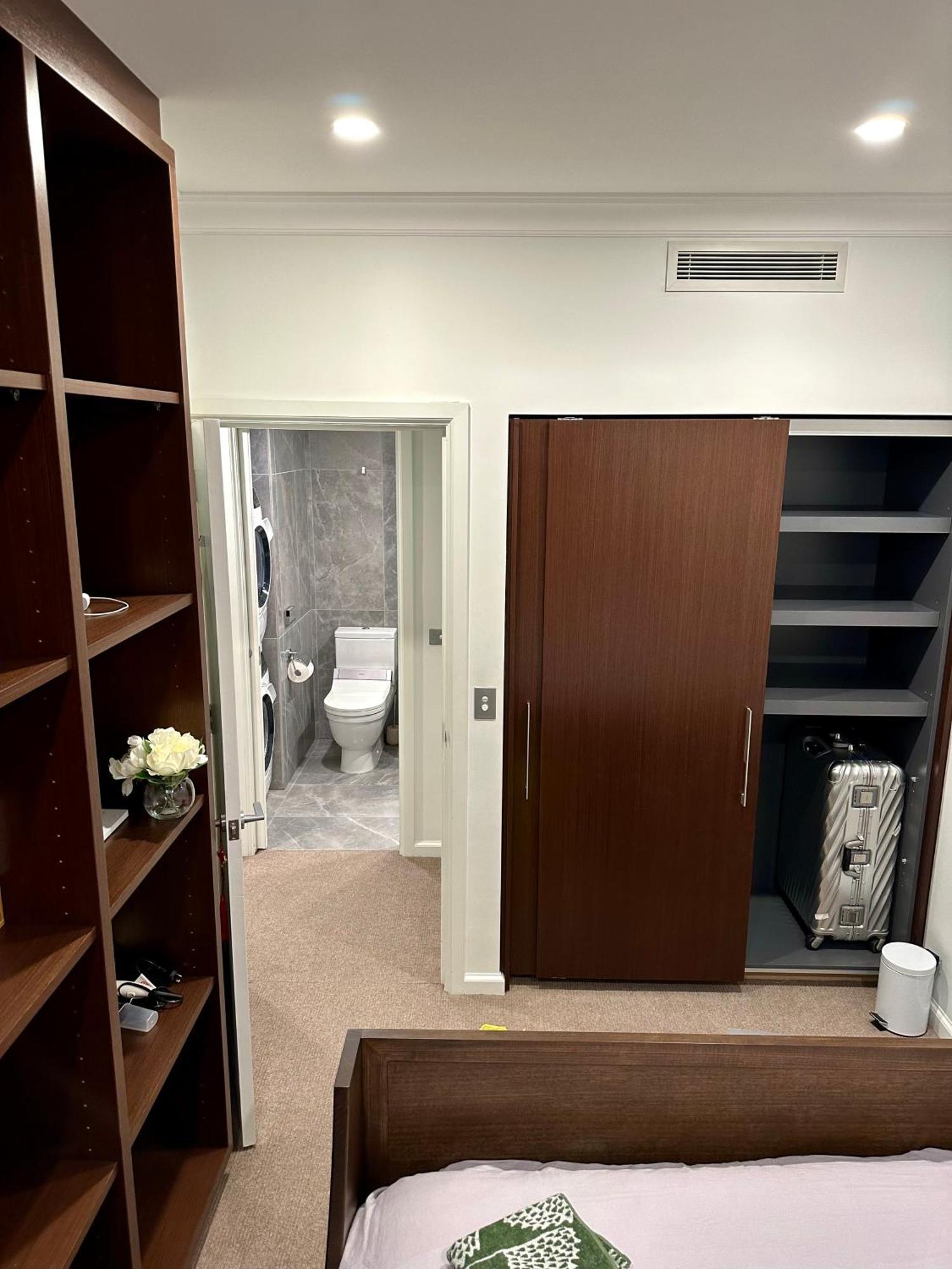 Private 1 Bed Accom With Bathroom In A 3 Bed Apartment - Melb Cbd, Regency Towers - Free Parking, Wifi And Pool 멜번 외부 사진